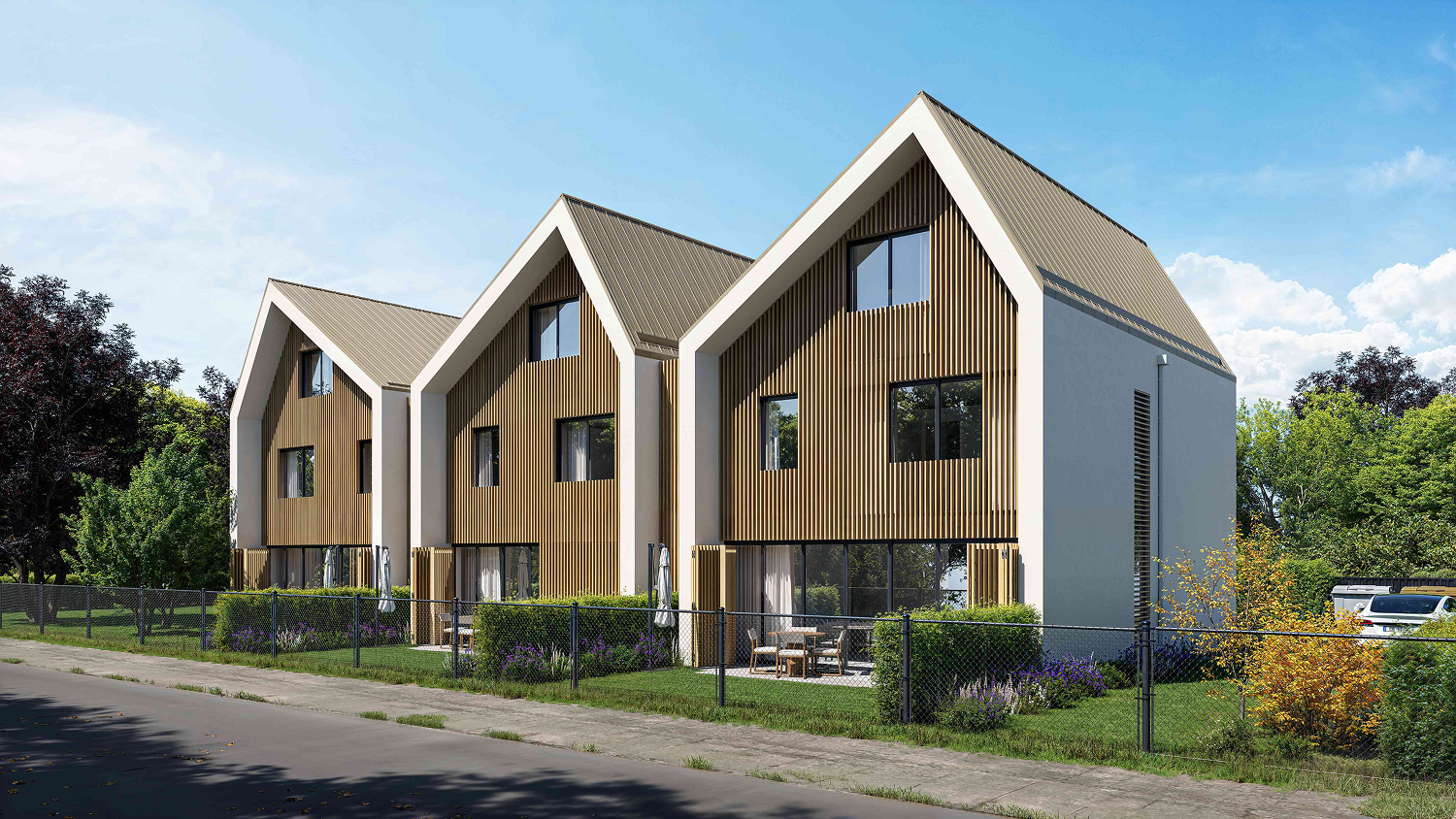 Trois maisons modernes avec façades boisées, grands vitrages, jardin et clôture métallique.