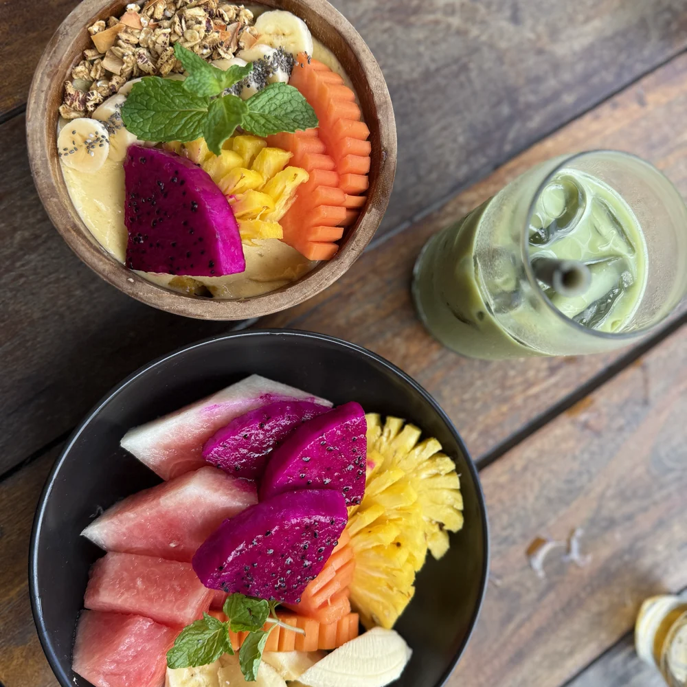 To boller med frisk frukt — dragefrukt, vannmelon, ananas, papaya og banan