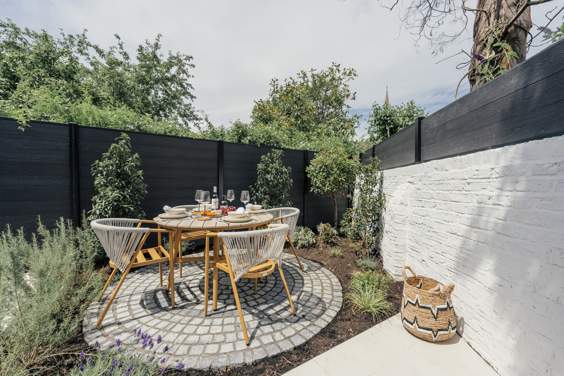 Private landscaped garden with patio, BBQ and outdoor dining