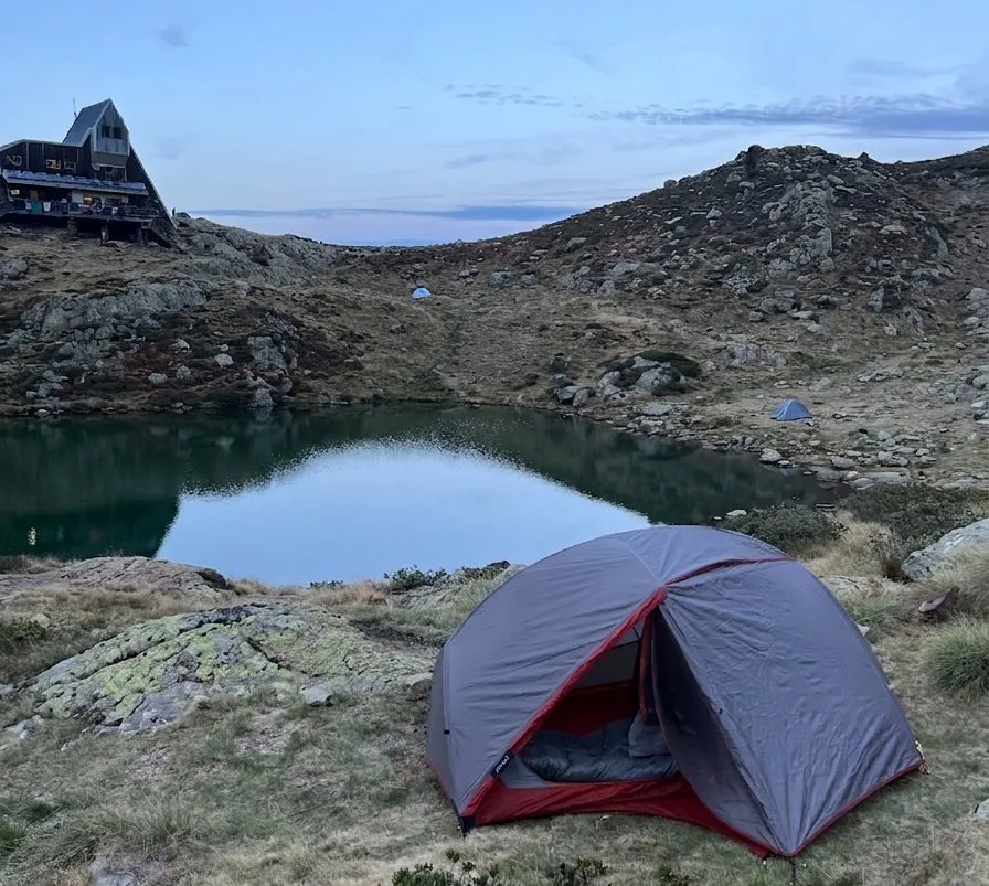 Tente de bivouac montée en montagne