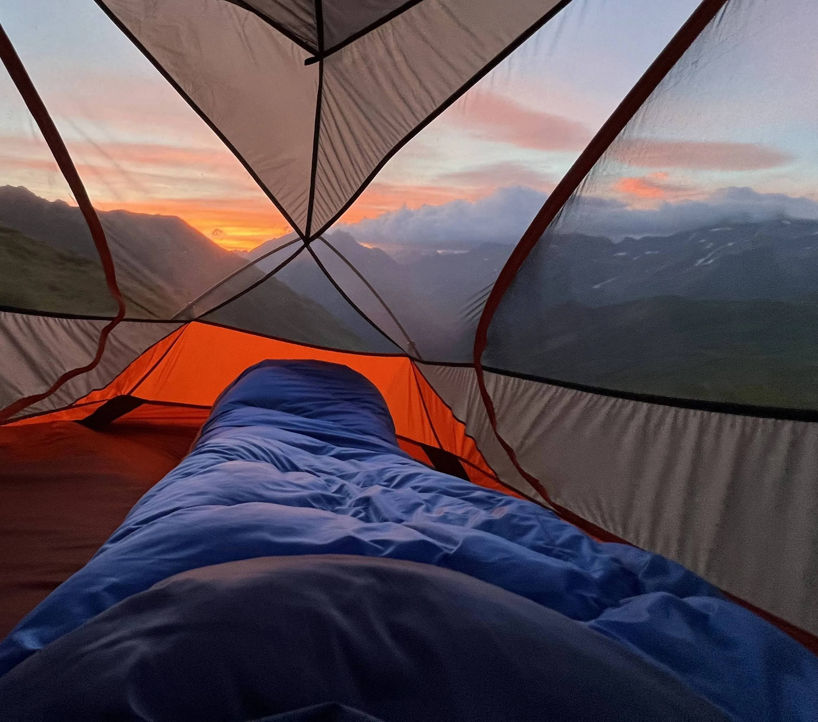 Sac de couchage prêt pour la nuit en bivouac