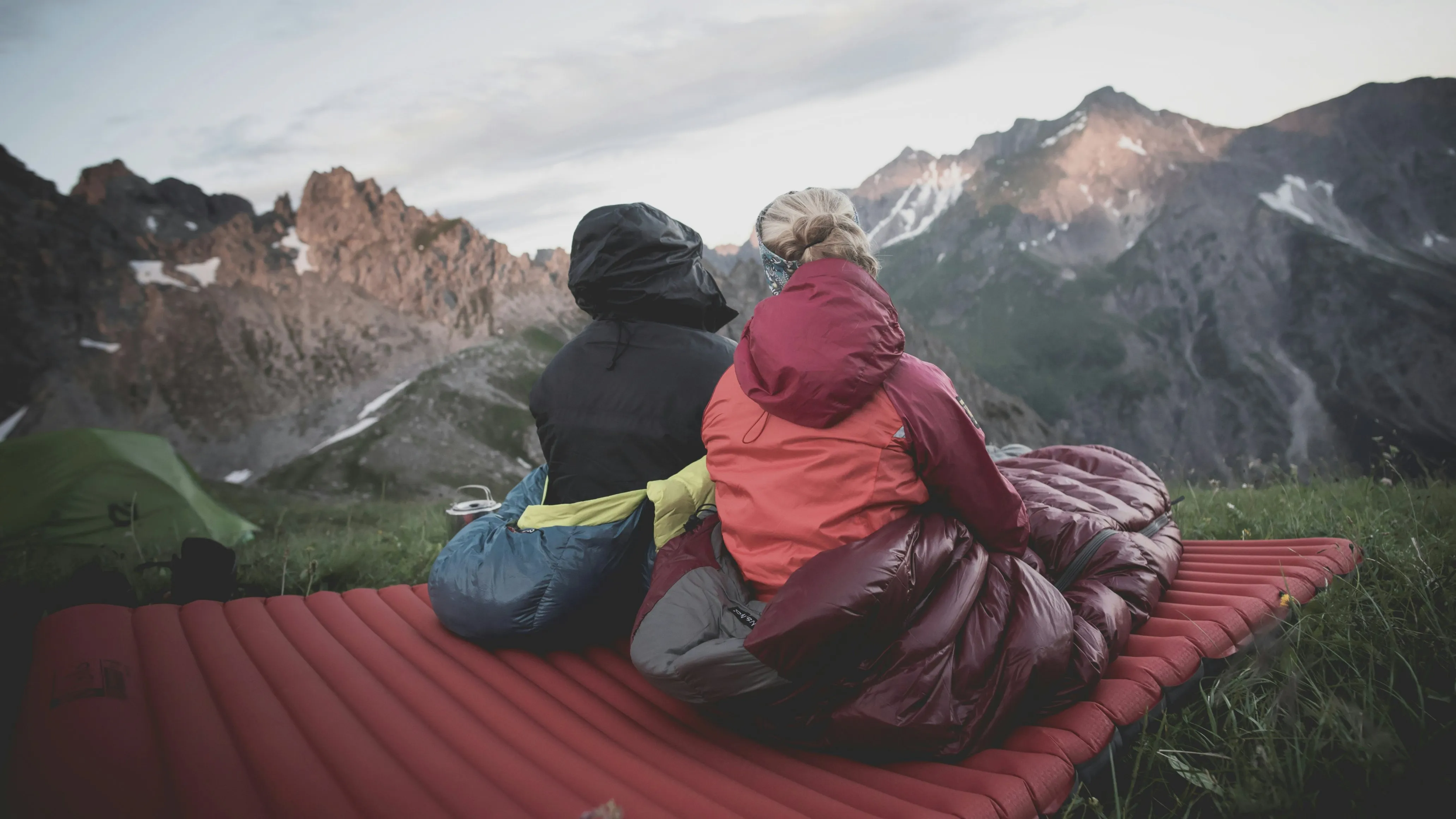 Sac de couchage et matelas gonflable installés pour la nuit
