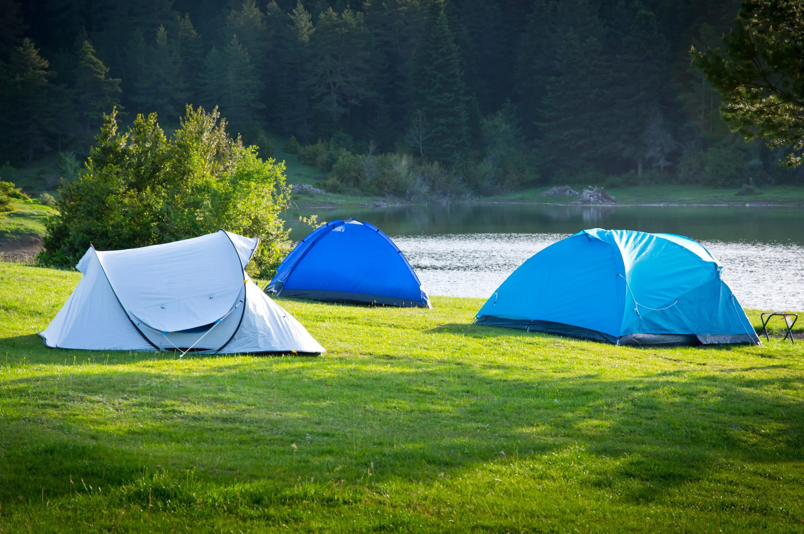 Trois tentes montées sur un emplacement de bivouac