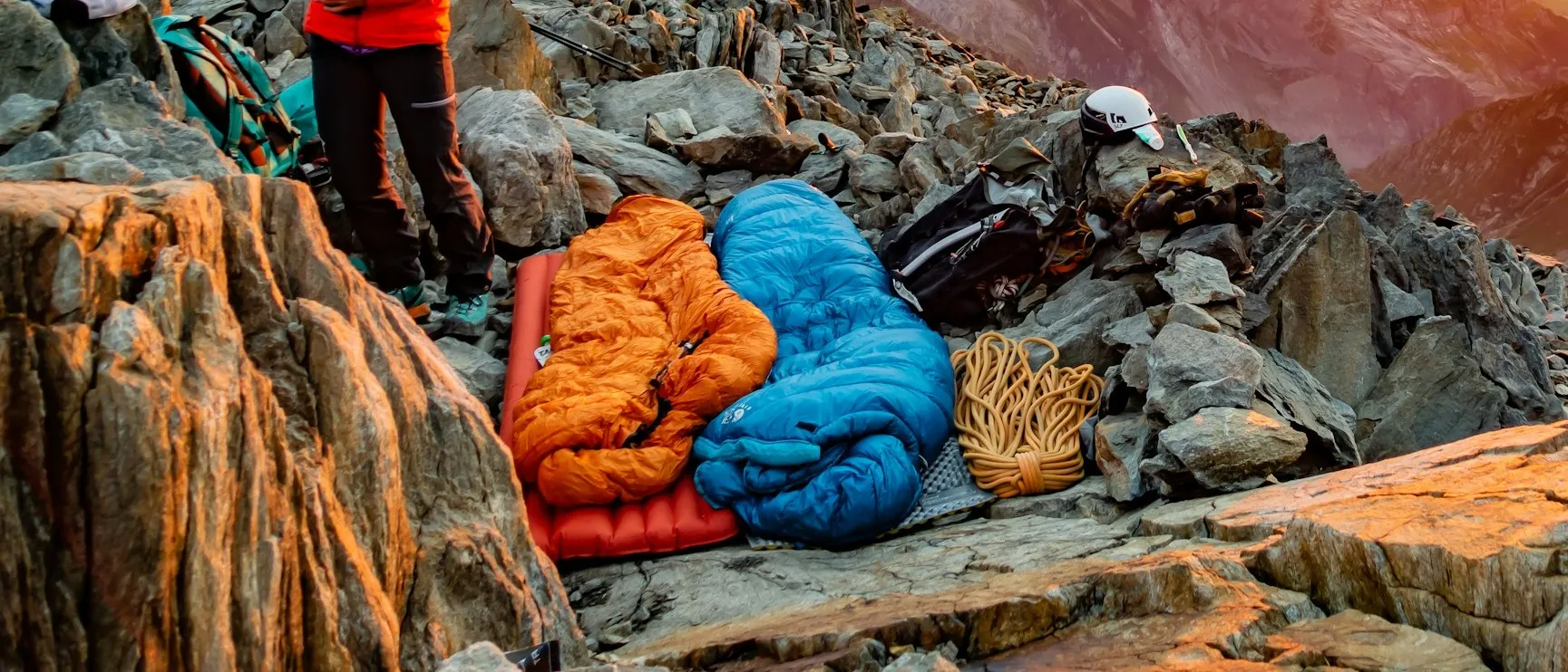 Sac de couchage installé sous une tente