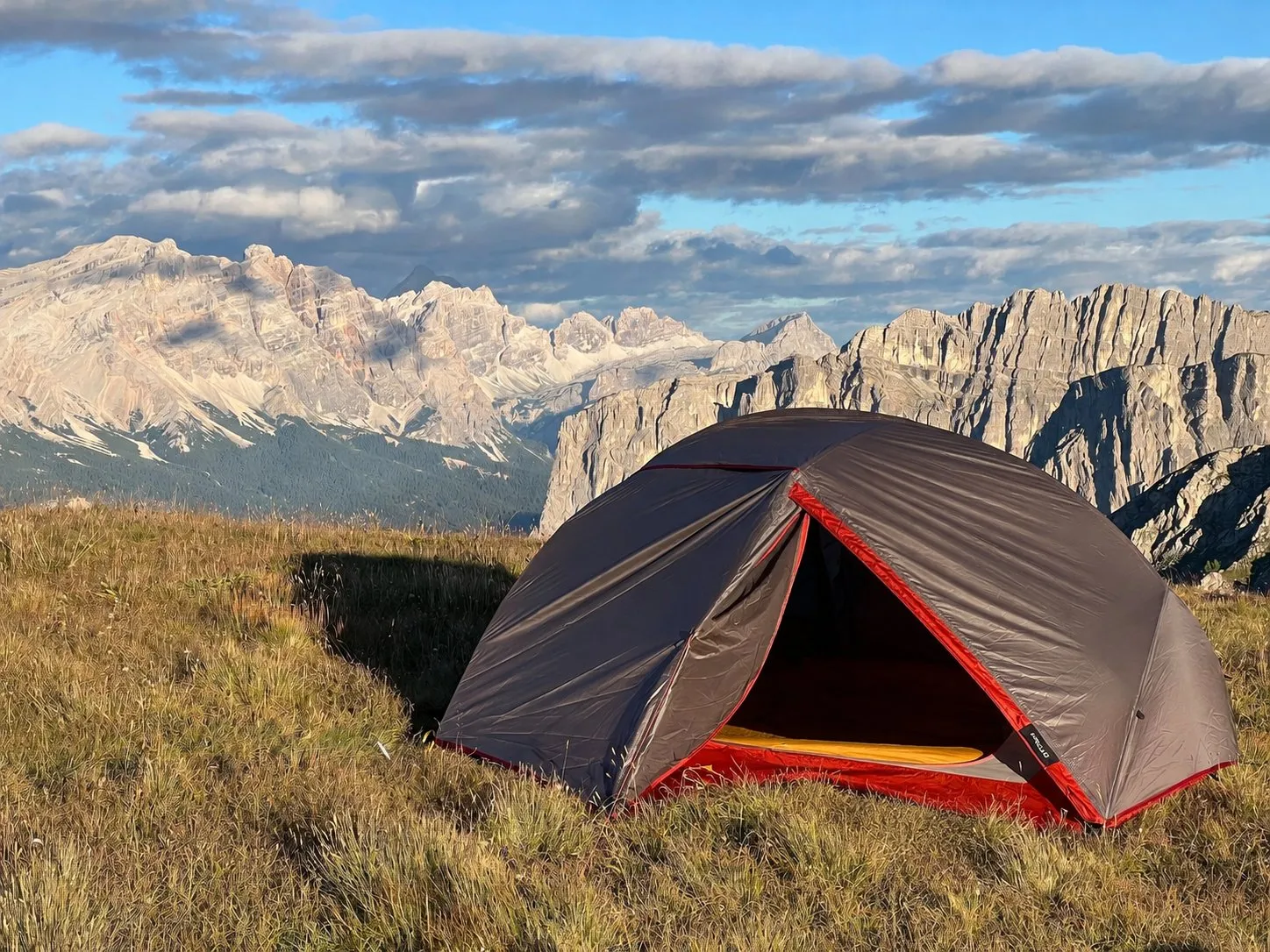 Tente de bivouac montée en montagne