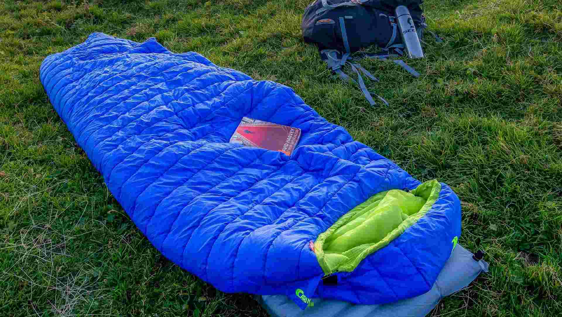 Sac de couchage déroulé pour une nuit en bivouac