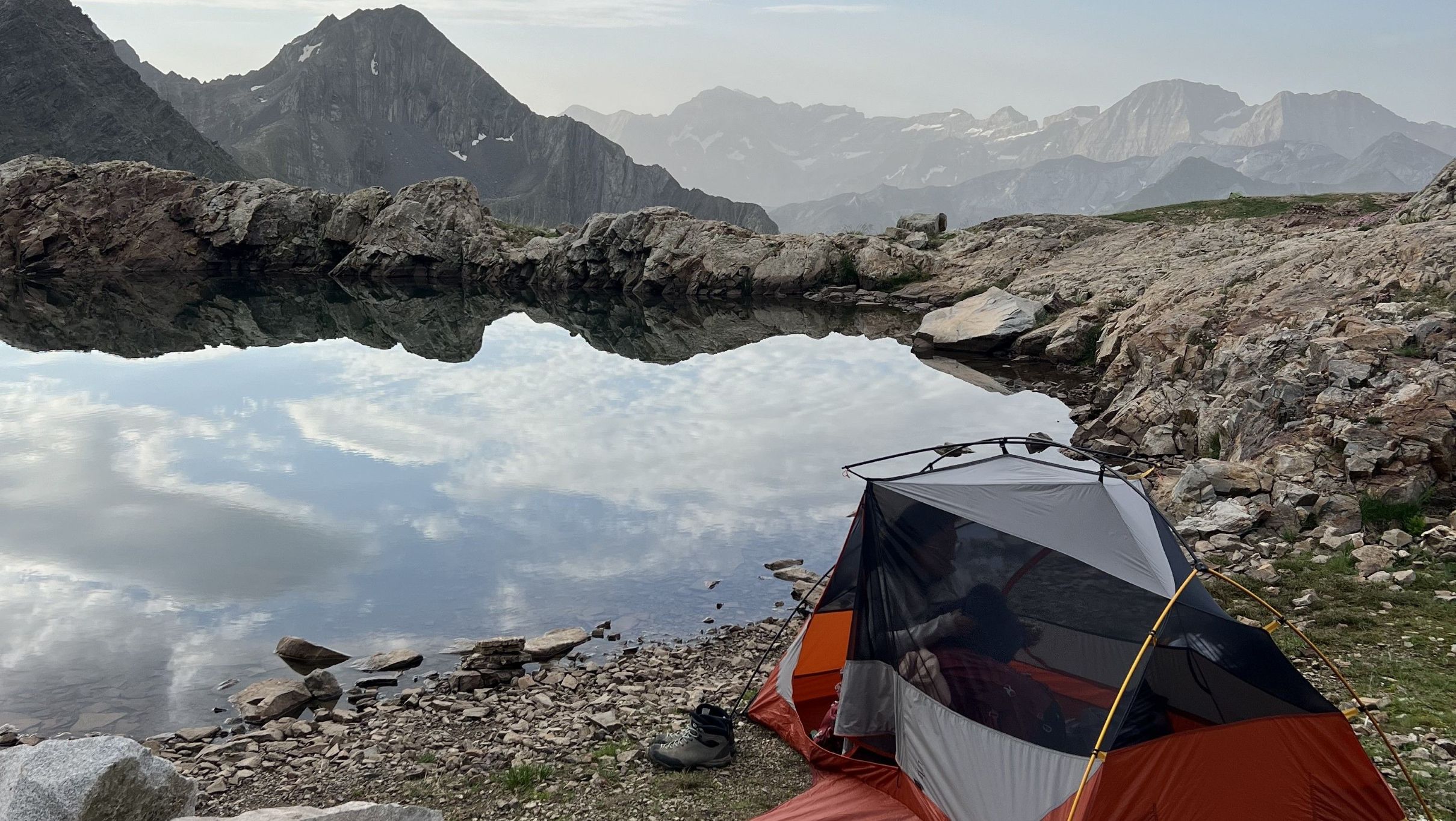 Tente de bivouac montée face aux sommets