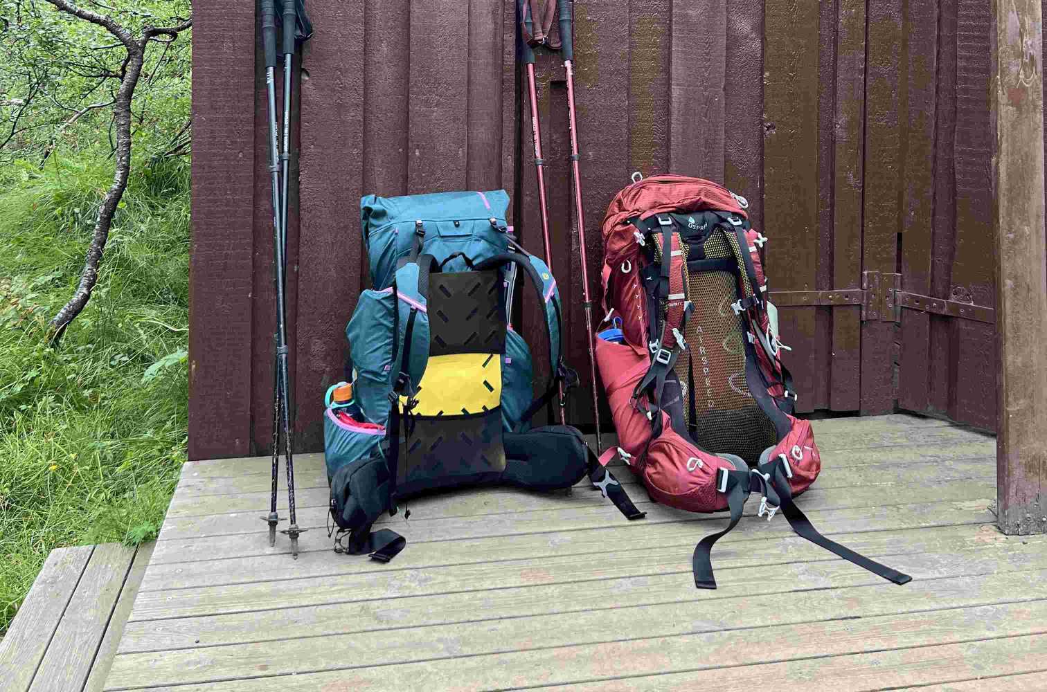 Sac à dos de bivouac posé au camp