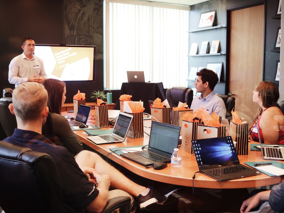 Atelier thématique animé par un expert devant un groupe de collaborateurs