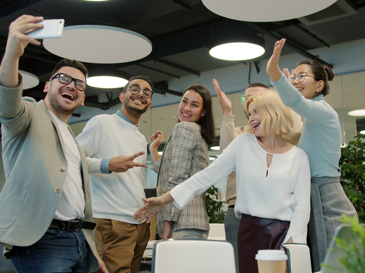 Animation en entreprise : groupe de collaborateurs souriants