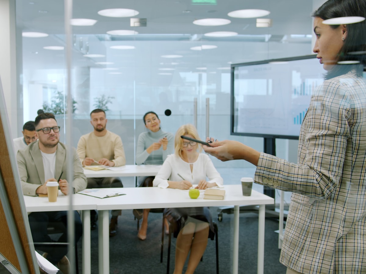Formation santé et QVCT en salle avec des participants attentifs