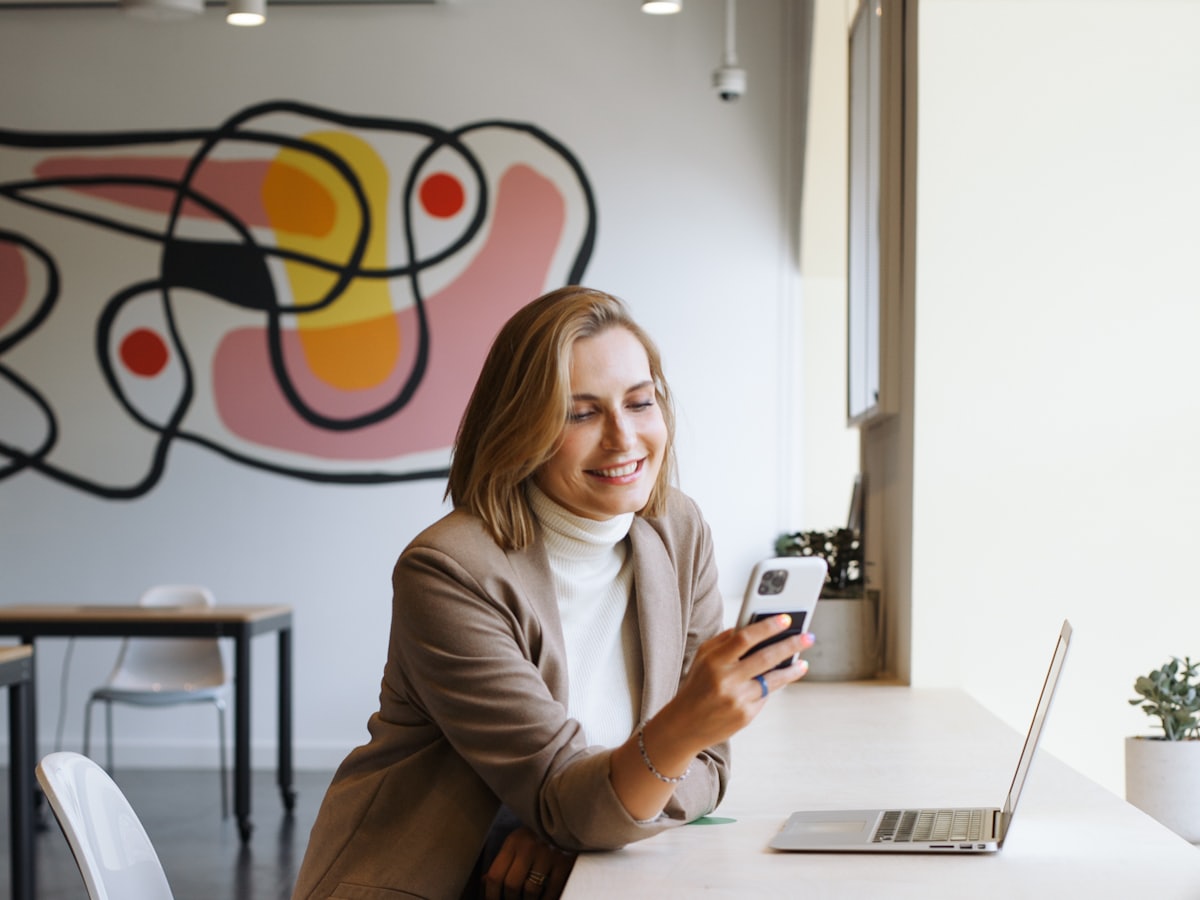 Calendrier digital QVCT consulté sur smartphone