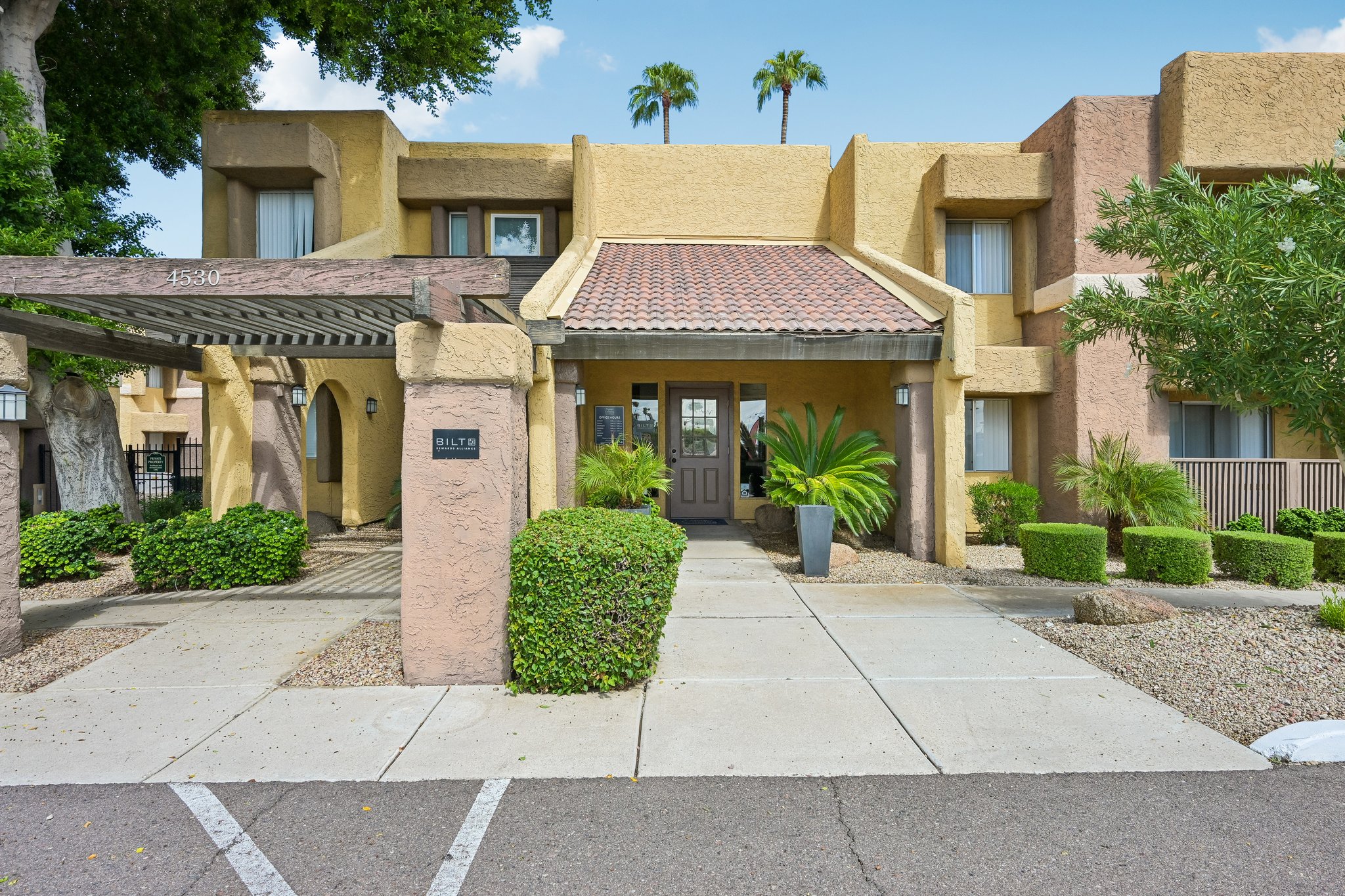 Papago Crossing apartment leasing office and parking near 44th Street and McDowell Road in Phoenix