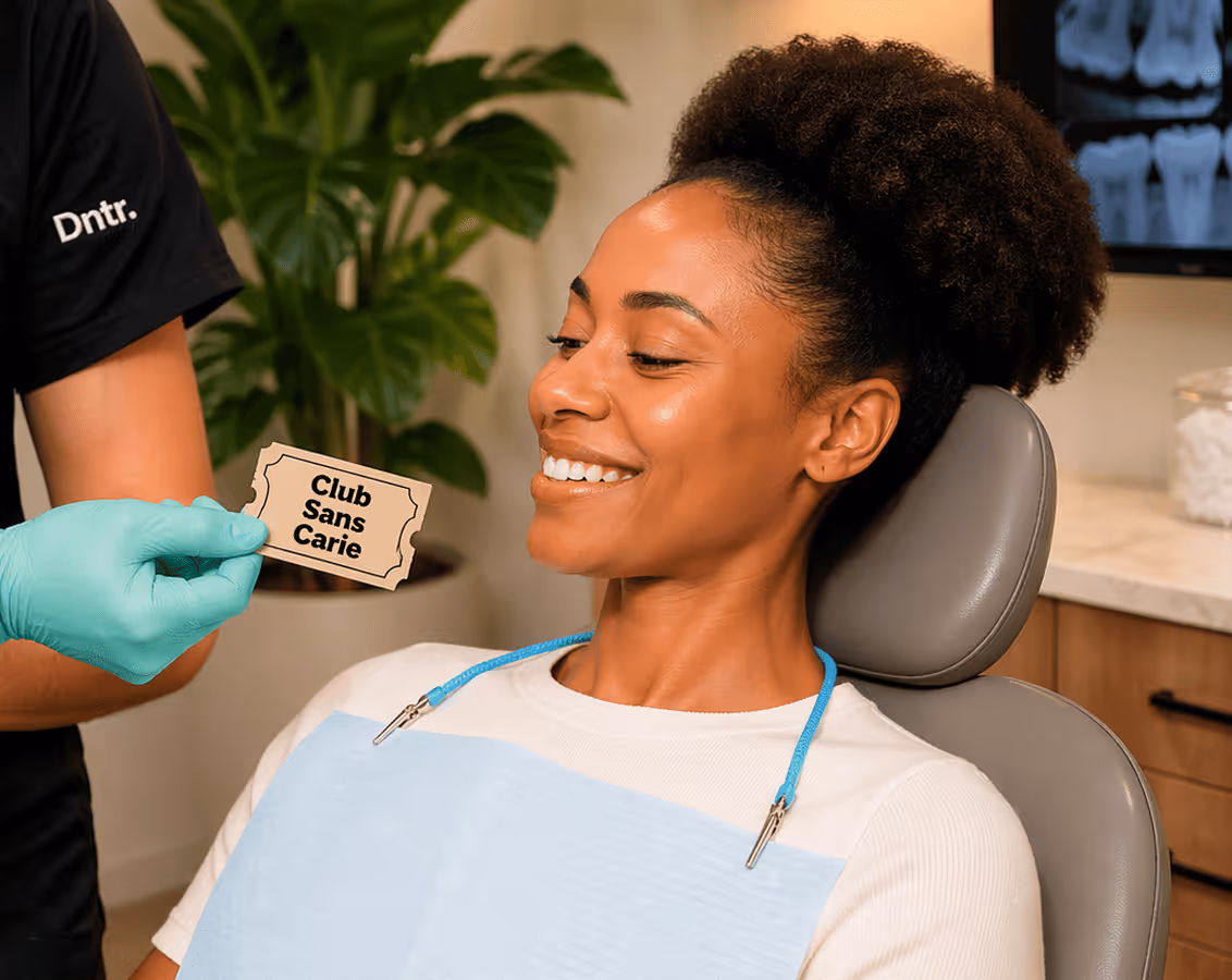 Femme souriante assise dans une chaise de dentiste recevant un billet marqué 'Club Sans Carie'.
