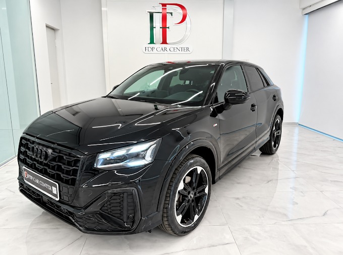 Audi SUV nero nello showroom FDP Car Center