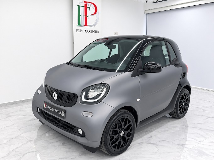 Smart grigia nello showroom FDP Car Center