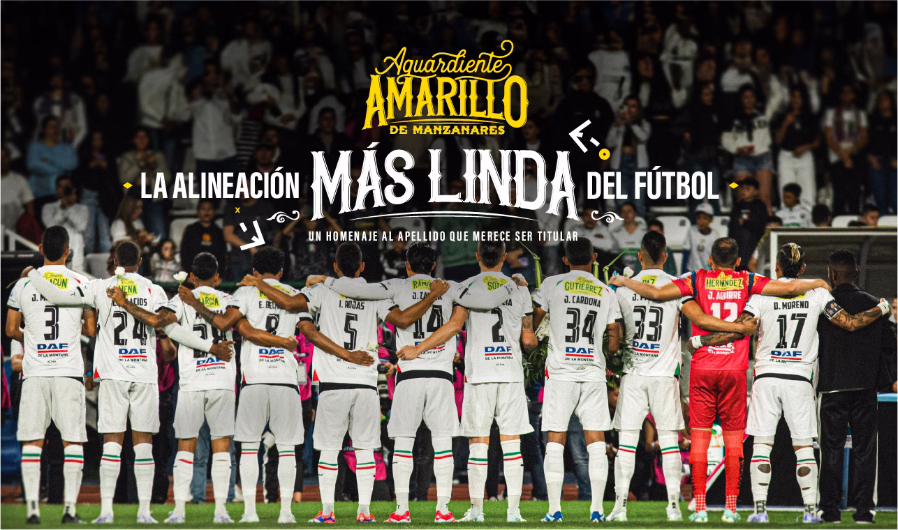 Campaña La Alineación Más Linda del Fútbol de Aguardiente Amarillo: jugadores de Once Caldas abrazados de espaldas luciendo el apellido materno en sus camisetas