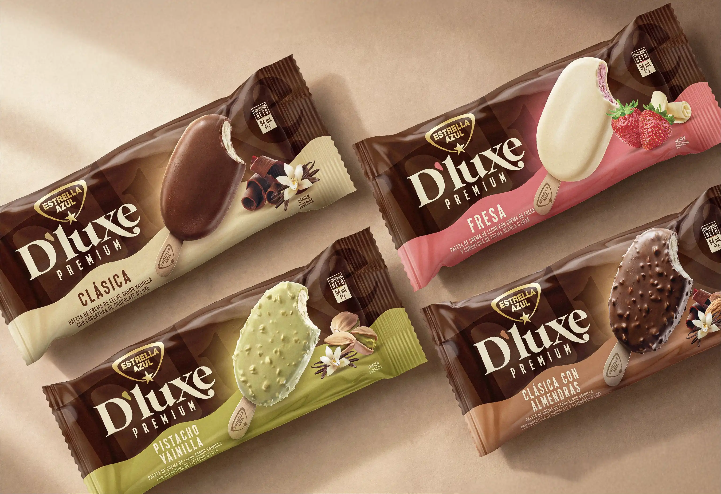 Cuatro paletas de helado Estrella Azul D'luxe Premium en sus empaques: Clásica, Fresa, Pistacho Vainilla y Clásica con Almendras