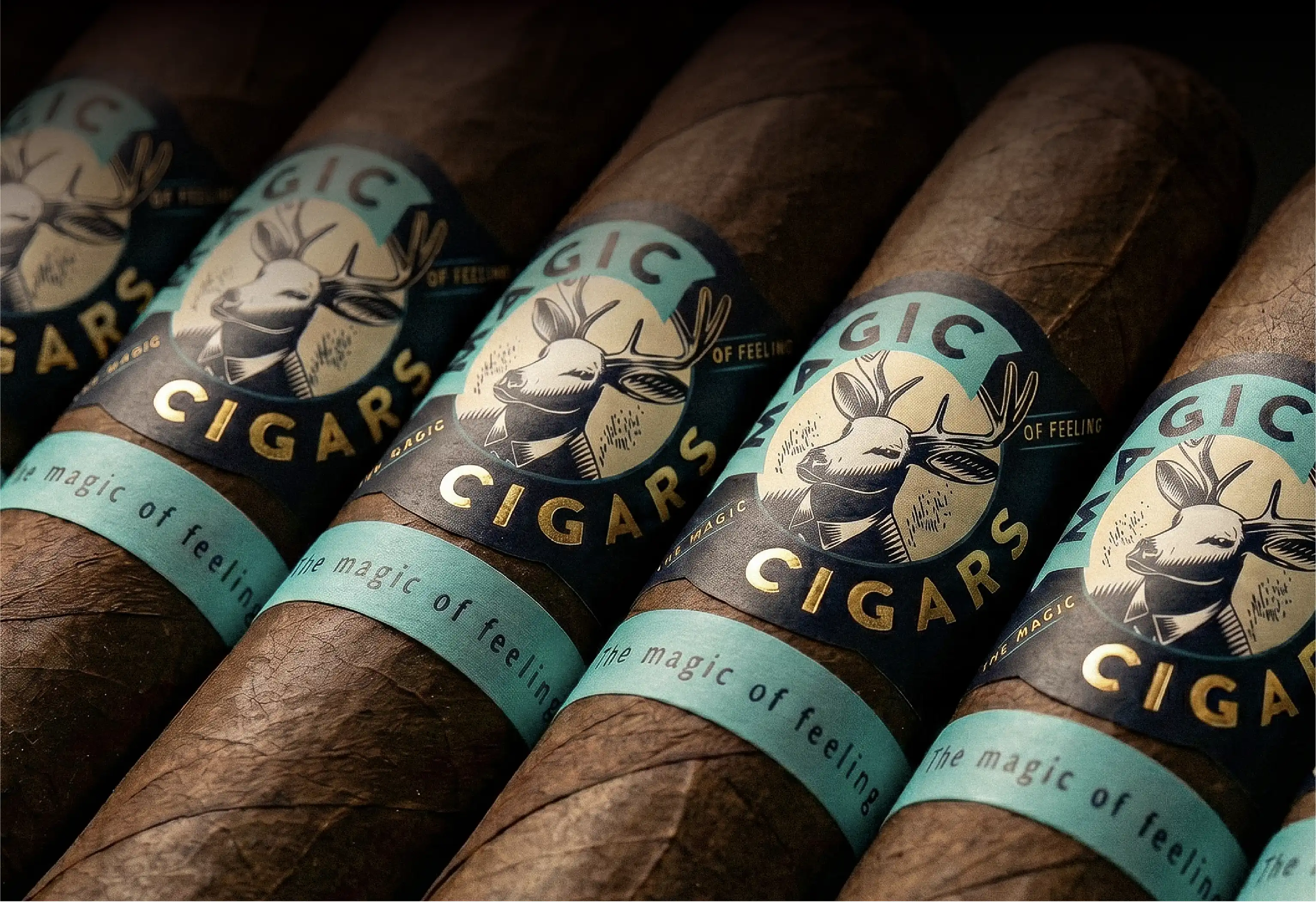 Puros premium Magic Cigars alineados en primer plano, con anilla de emblema de venado y el lema "The magic of feeling"