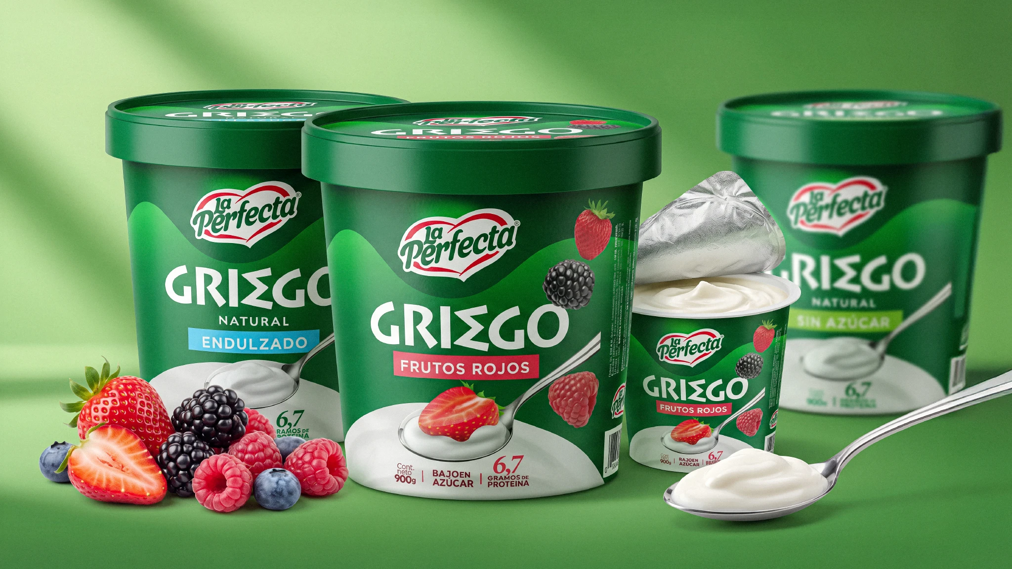 Línea completa de yogurt Griego La Perfecta con presentaciones endulzado, frutos rojos y sin azúcar, rodeada de fresas, moras y arándanos