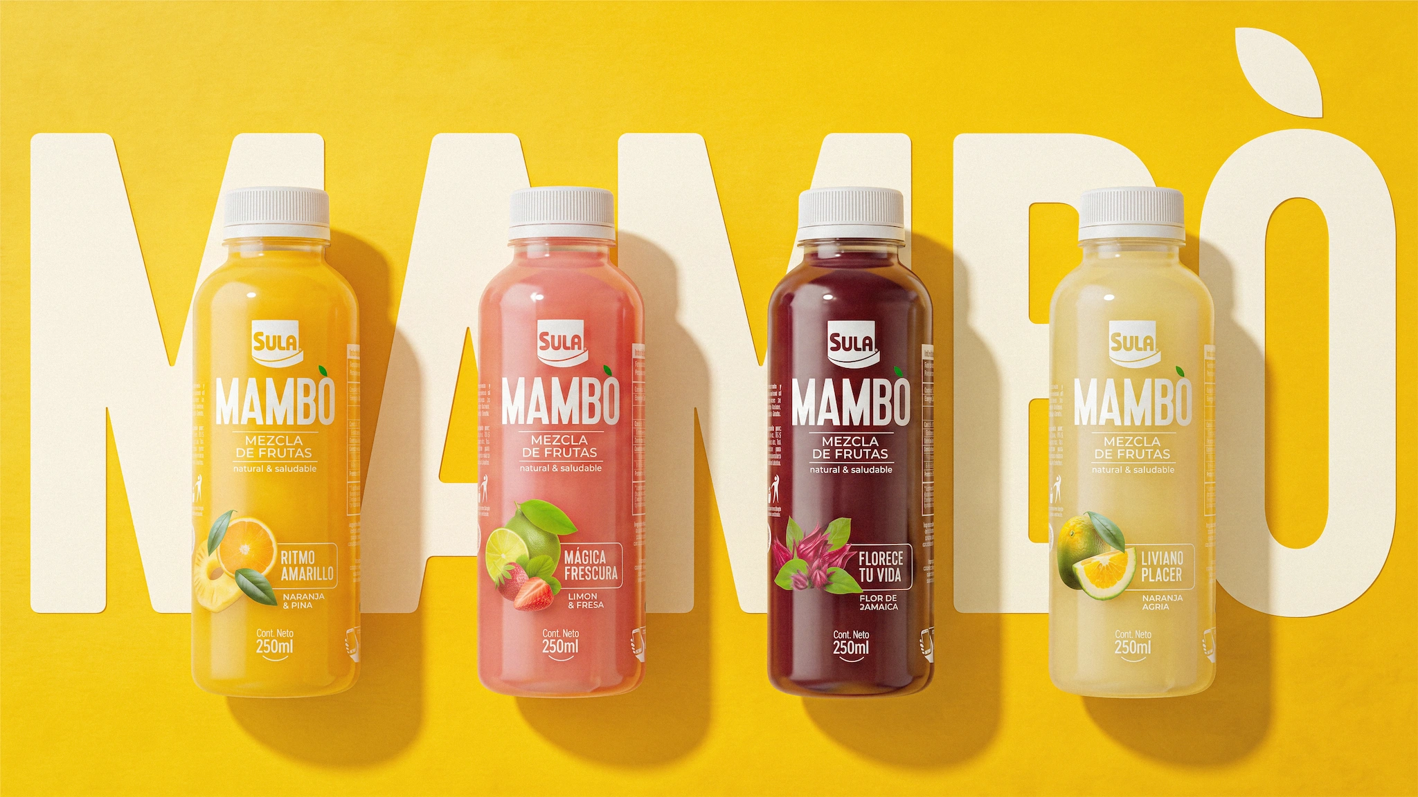Cuatro botellas de Sula Mambo, mezcla de frutas natural, sobre fondo amarillo: Ritmo Amarillo (naranja y piña), Mágica Frescura (limón y fresa), Florece tu Vida (flor de Jamaica) y Liviano Placer (naranja y agraz)