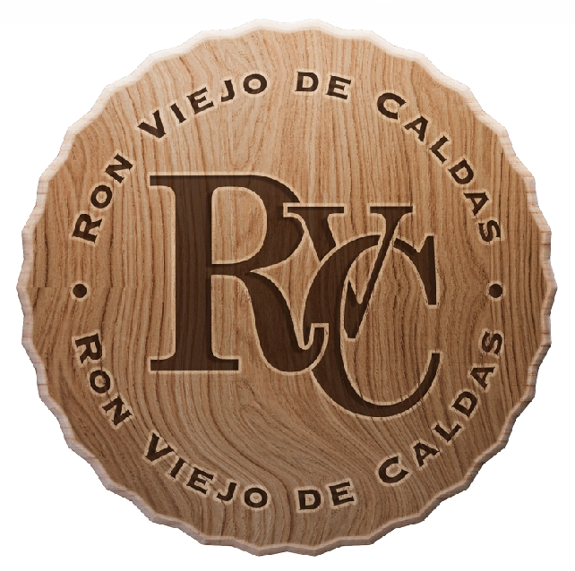 Sello circular de Ron Viejo de Caldas con el monograma RVC tallado en madera en 3D, parte de la campaña Para mi viejo que es un roble.