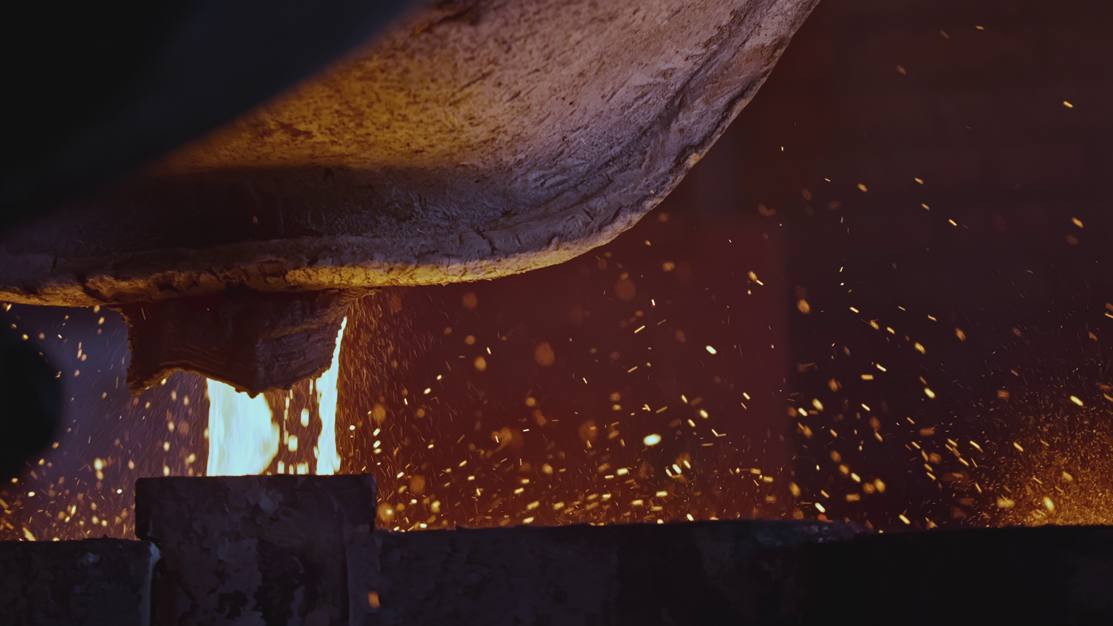 Molten metal pour with sparks
