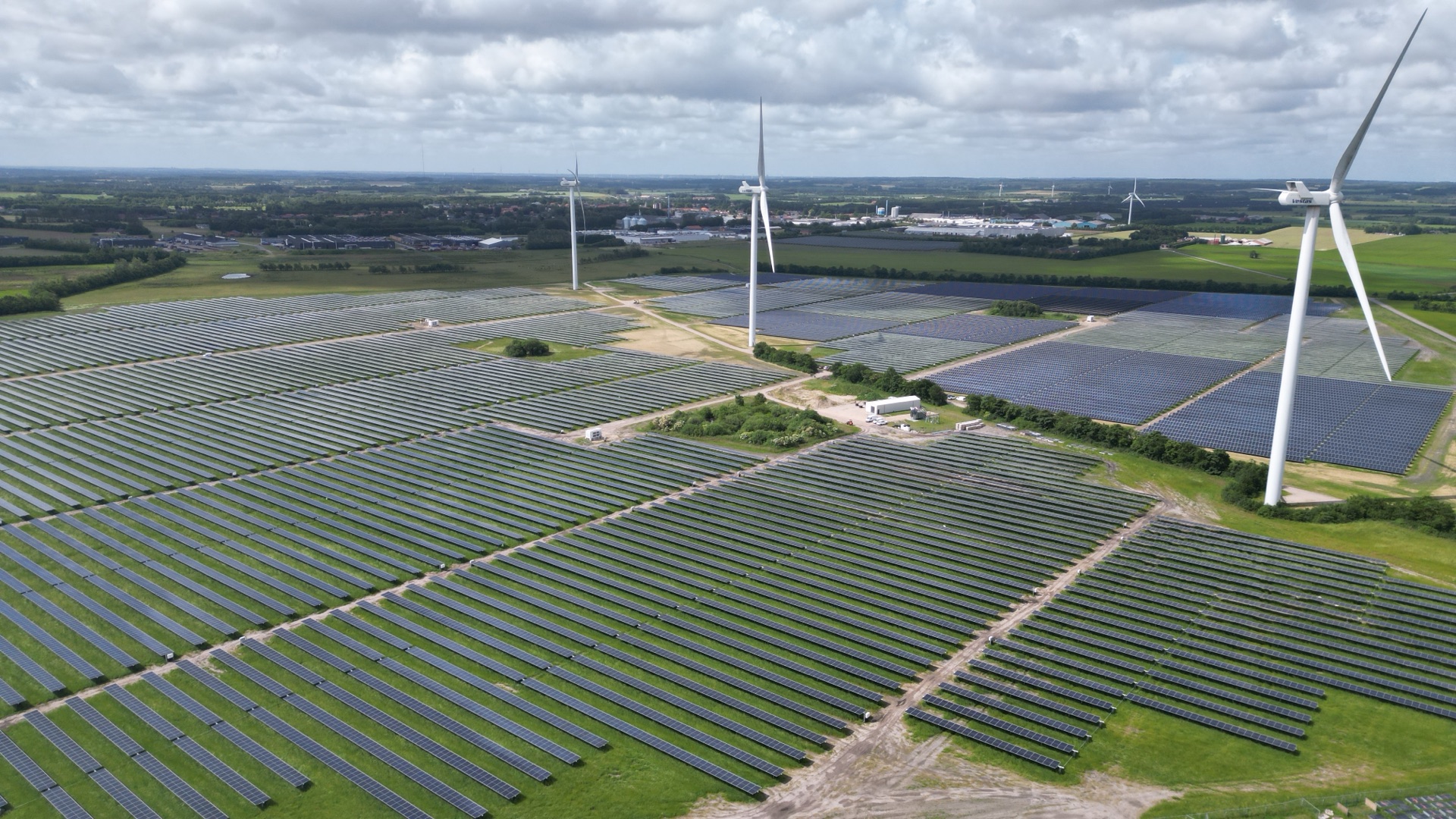 Ænergy and Hybrid Greentech starts operating one of Denmark's first grid-connected hybrid solar-and-battery plants