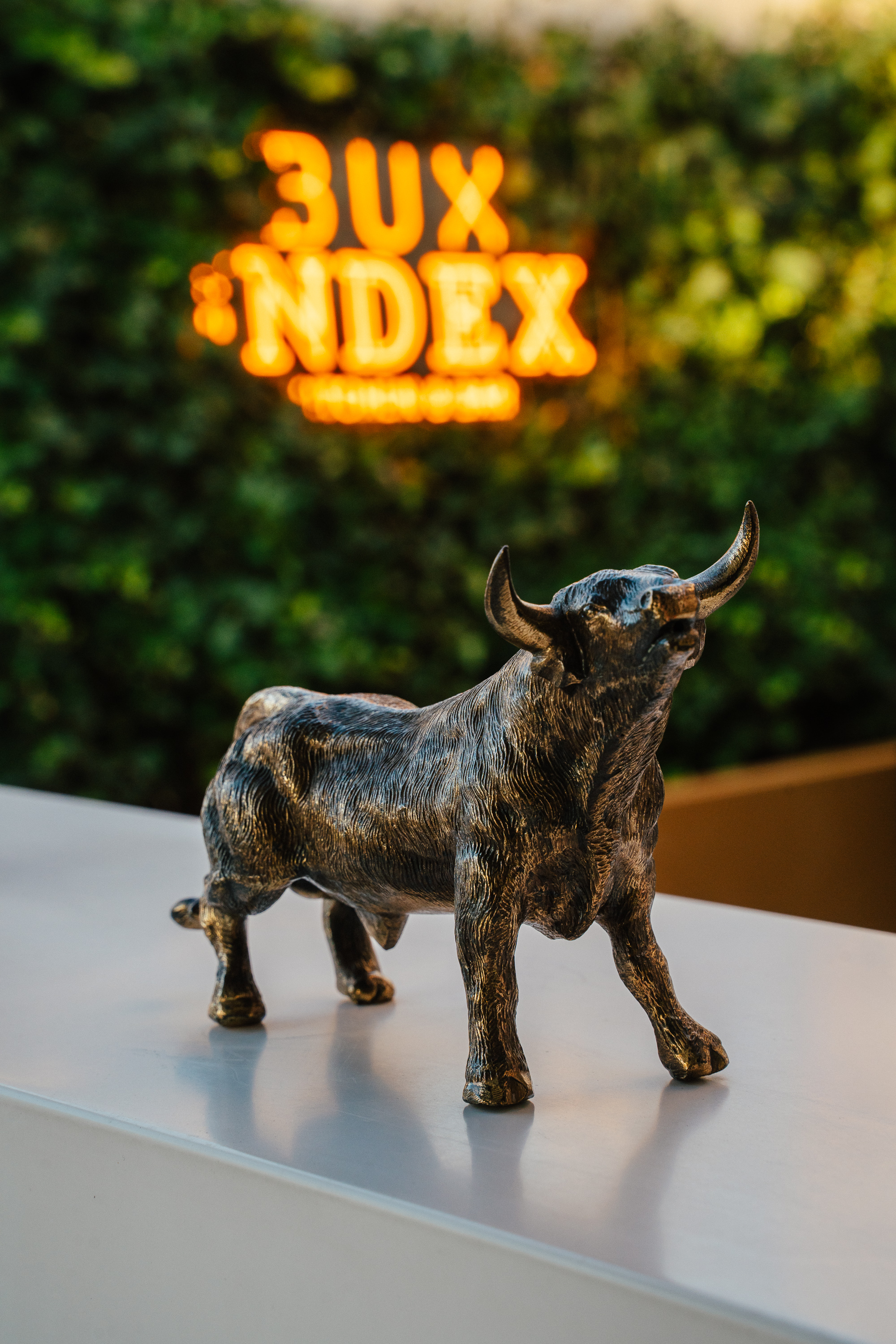 Bika szobor a Bux Index bárban 