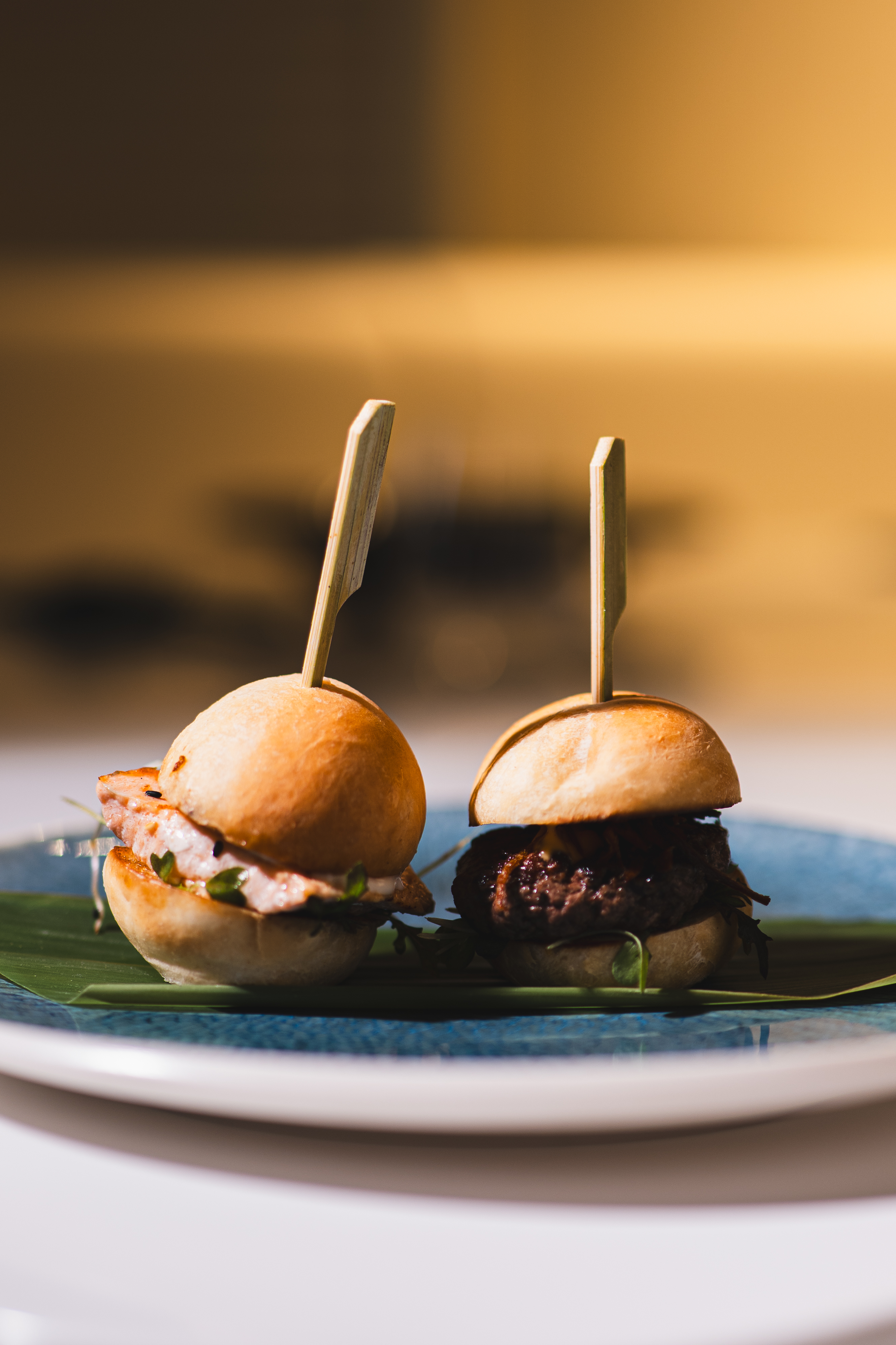 Mini burger válogatás (sajtos marha burger, füstölt majonéz, shalott chips + lazac burger, citrus majonéz, saláta), sült burgonya