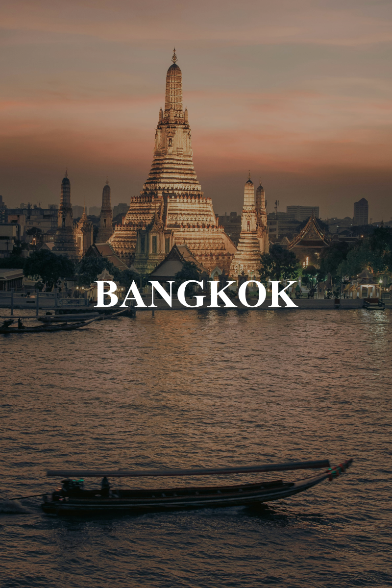Bangkok látképe a Wat Arun templommal naplementében, a Chao Phraya folyóval az előtérben.