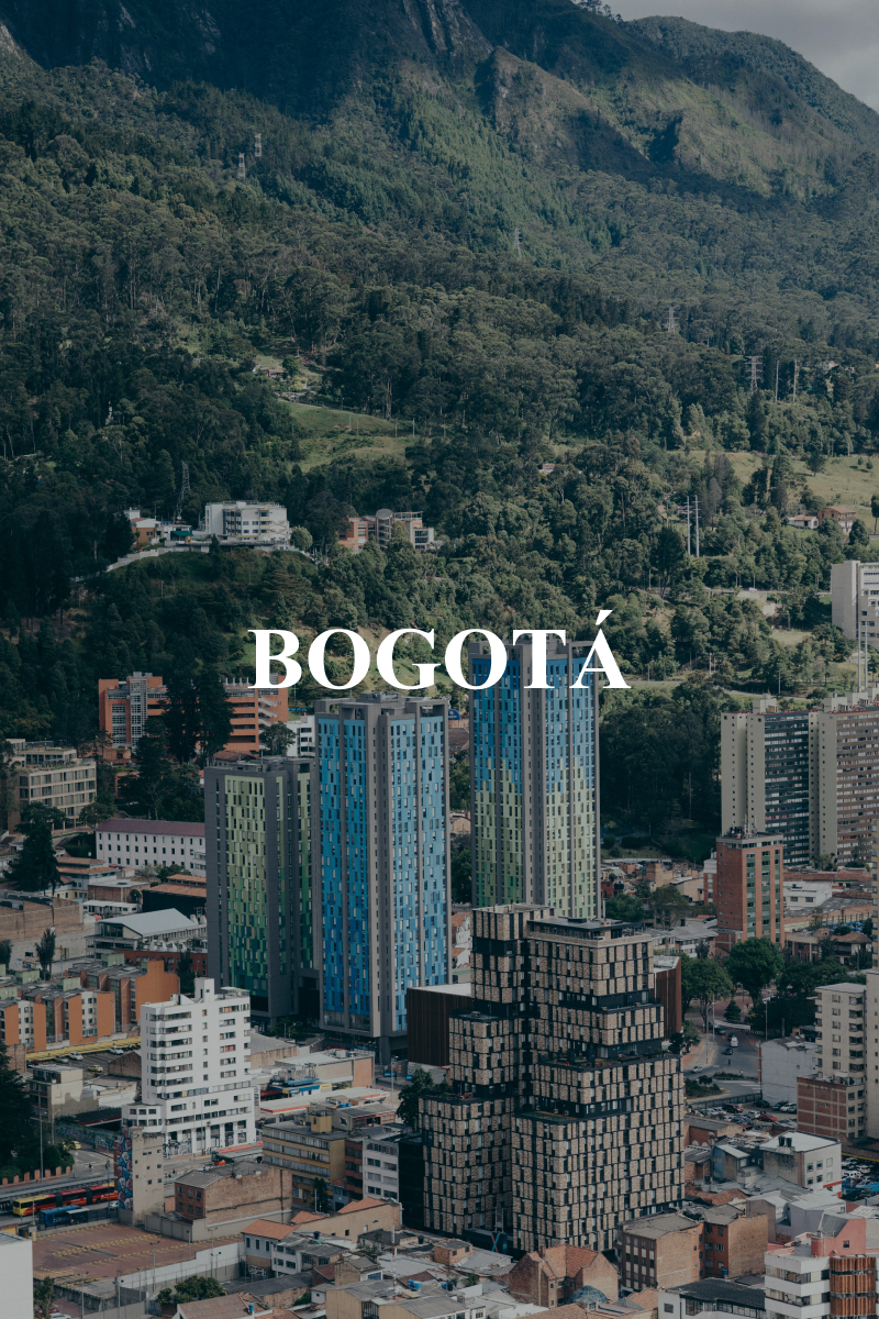 Bogotá városképe hegyvidéki háttérrel és modern lakóépületekkel.