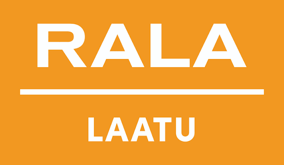Oranssilla taustalla valkoinen teksti. Yläpuolella lukee "RALA" ja alapuolella "LAATU". Tekstien välissä on valkoinen vaakaviiva.
