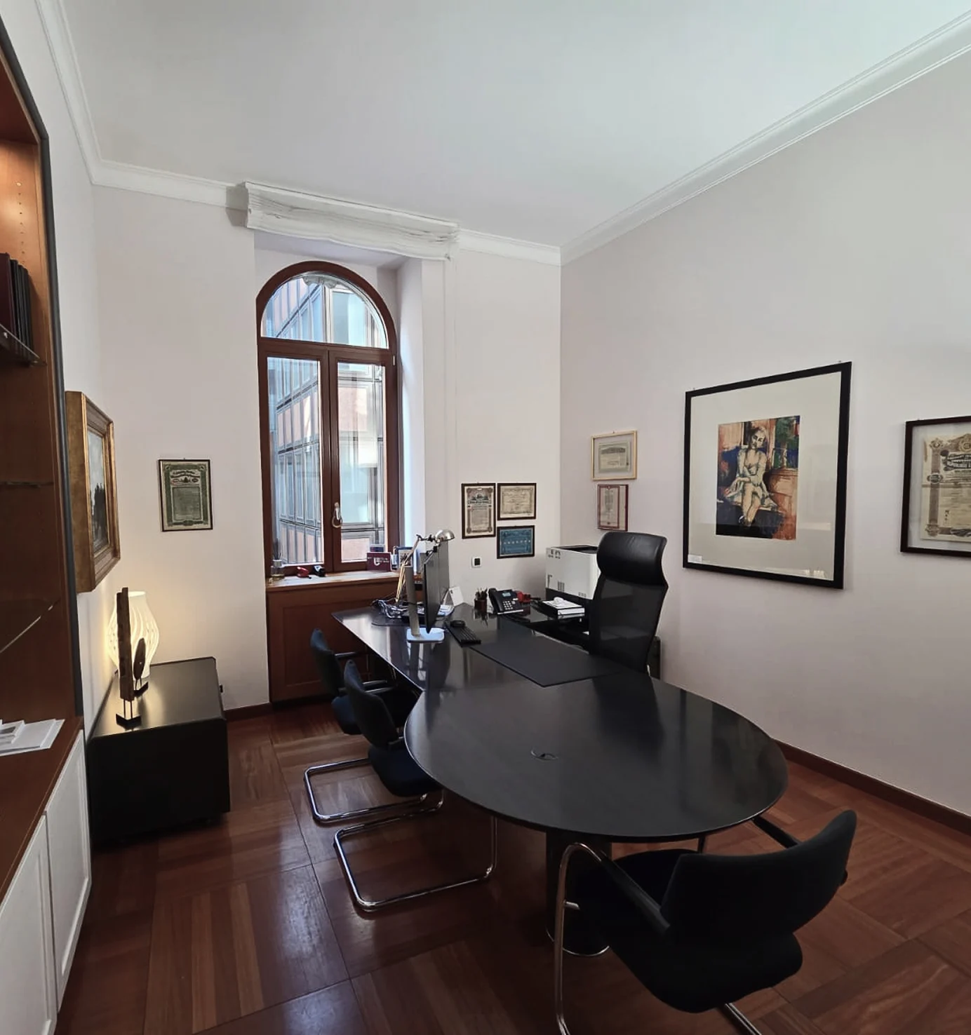 Sala riunioni ufficio consulenza finanziaria con arredi di design e opere d'arte.