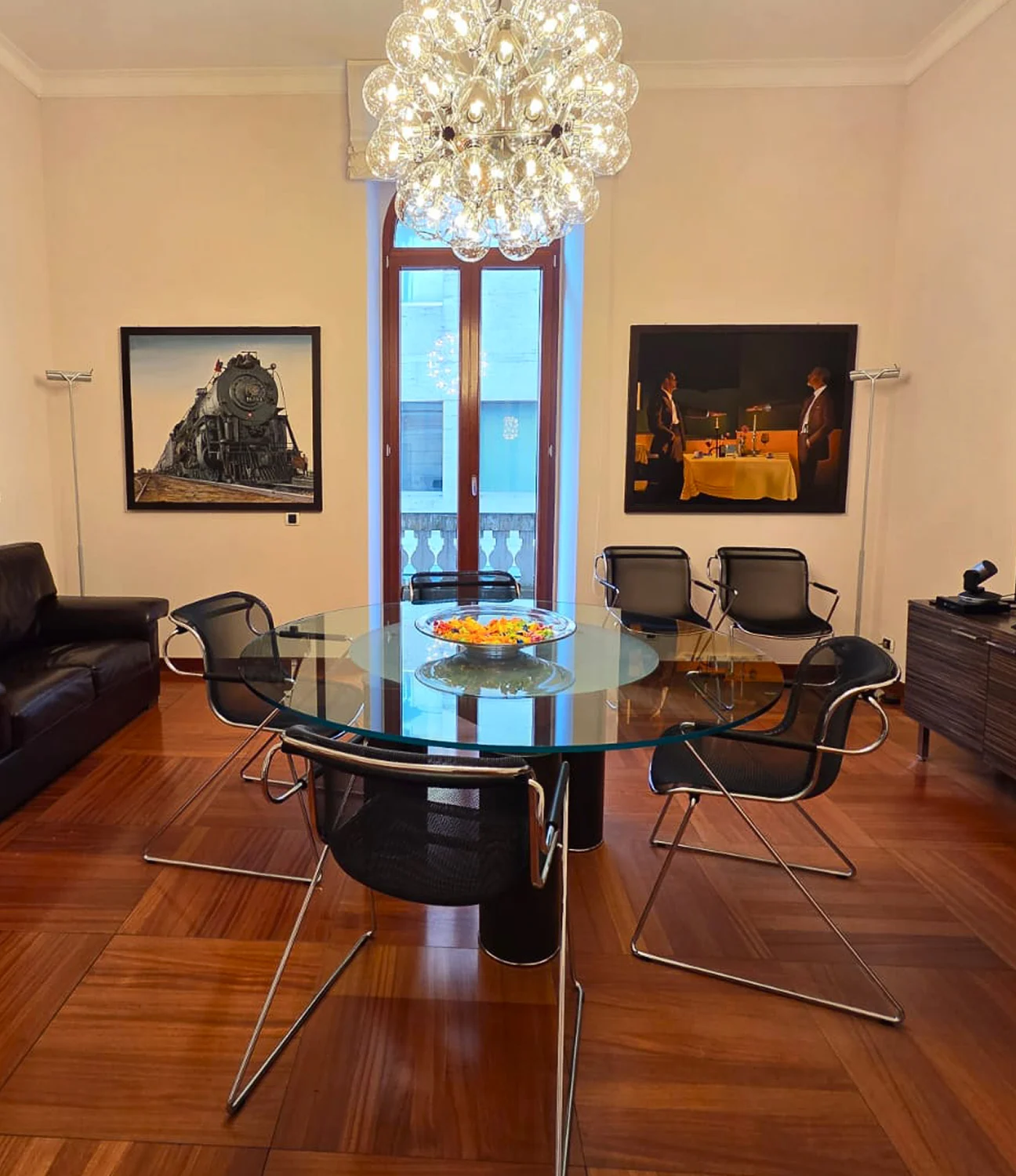 Sala riunioni ufficio consulenza finanziaria con arredi di design e opere d'arte.