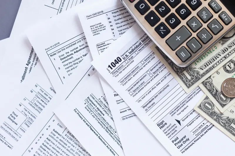 Documents fiscaux et calculatrice (image temporaire)
