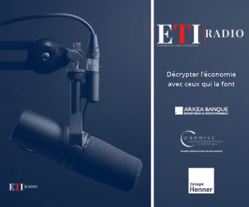 Microphone de radio professionnel noir sur fond sombre à gauche, avec le logo ETI RADIO en haut à droite et le slogan « Décrypter l'économie avec ceux qui la font » au centre, accompagné des logos d'Arkéa Banque, Capitalcom, et Groupe Henner en bas à droite.