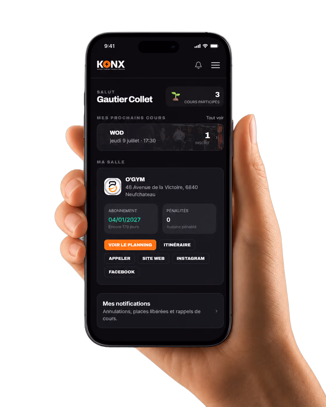 Main tenant un smartphone affichant l'application Konx avec cours, abonnement et notifications.