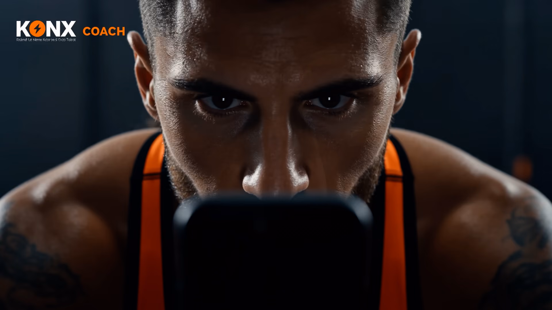 Homme concentré en vêtements de sport regardant un appareil devant lui, fond sombre, logo KONX Coach en haut à gauche.