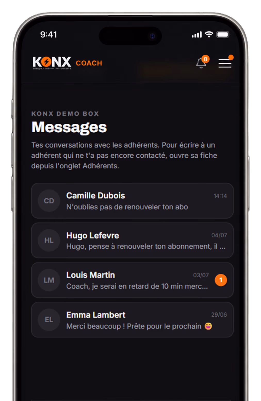 Écran mobile montrant une liste de messages avec des conversations de quatre contacts dans une application nommée KONX Coach.