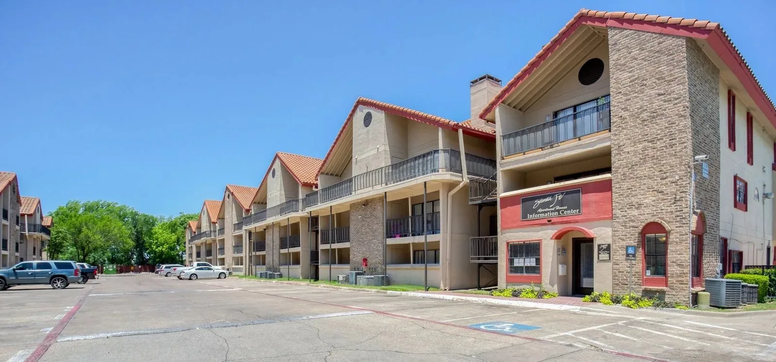 Santa Fe Apartments exterior building in Dallas