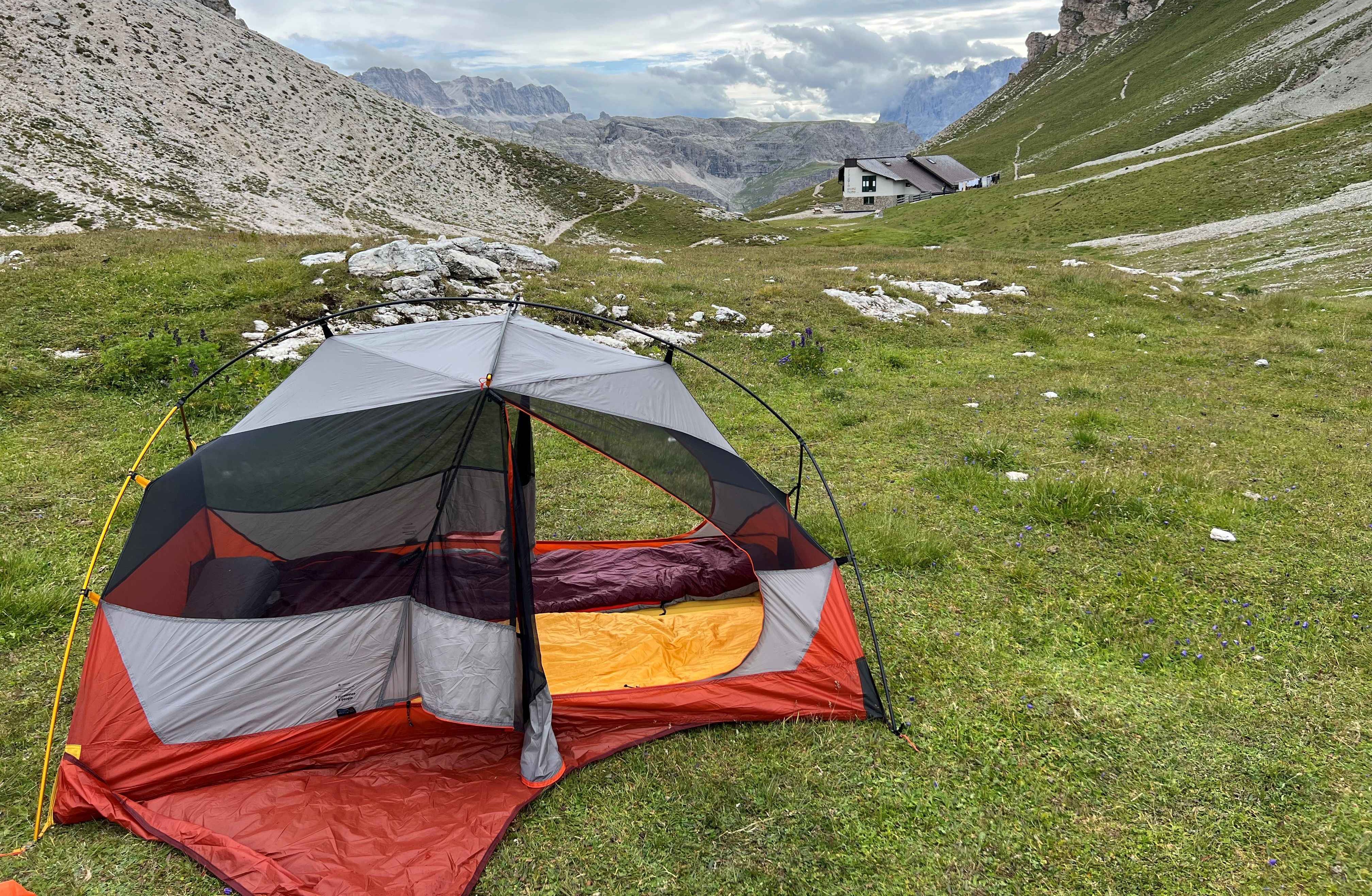 Tente MT900 dôme de Decathlon sans la couche extérieure : on voit une des deux absides au premier plan pour protéger son sac la nuit ainsi que la structure qui permet d’avoir deux couches qui ne se touchent jamais pour la ventilation.