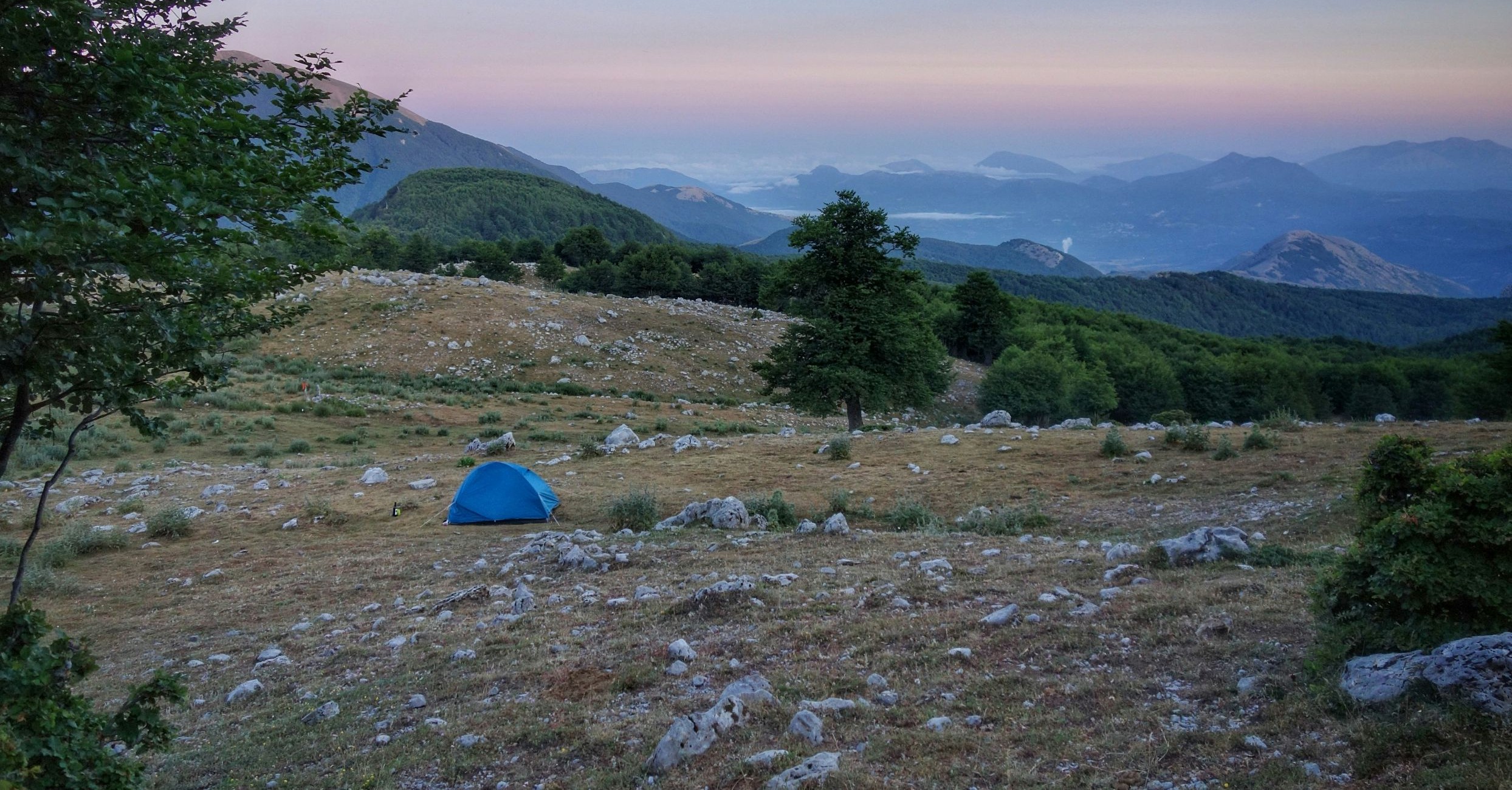 Où planter sa tente en bivouac : la méthode pour bien choisir son emplacement