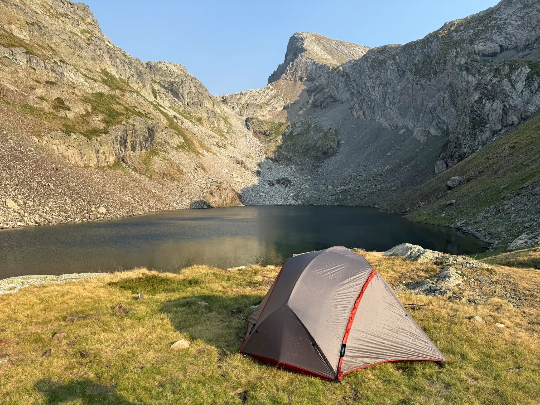 Bivouac face au pic du midi d’Ossau, tente sur un replat, pas trop proche du point d’eau.