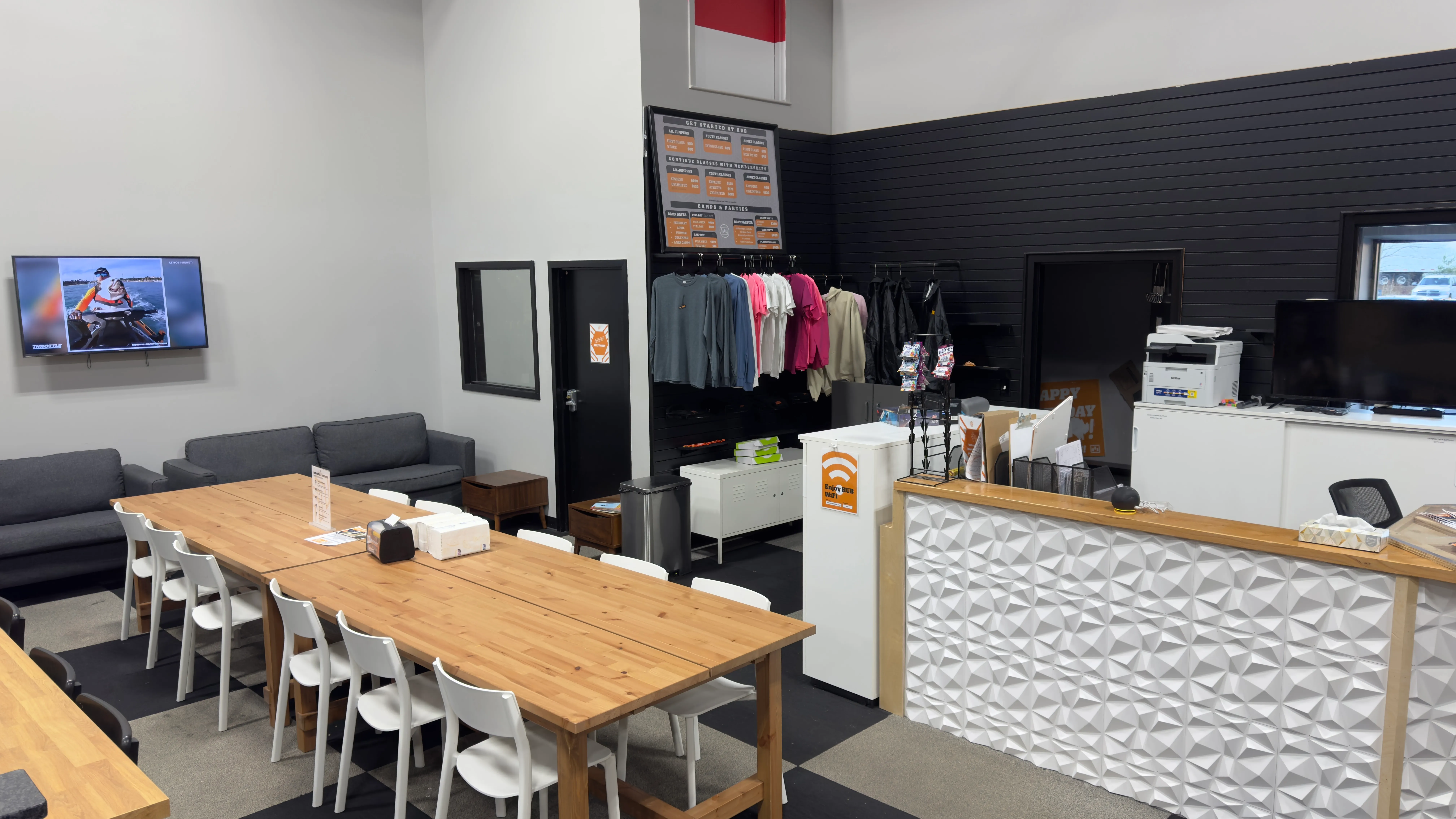 HUB Parkour front desk and family viewing area.