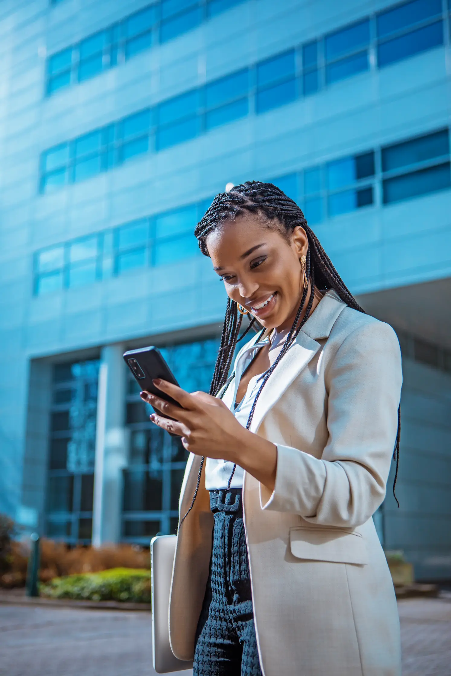 Femme souriante consultant l'application SwapOwo sur son téléphone