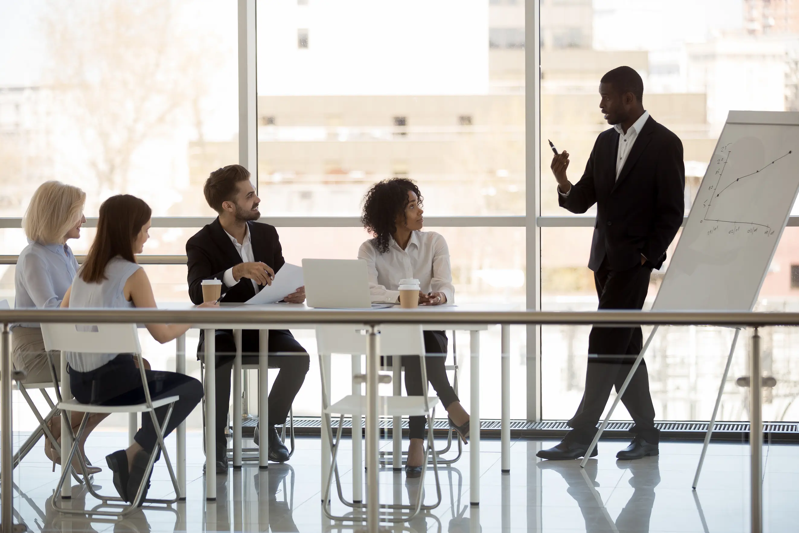 Équipe technique collaborant dans un bureau à aire ouverte