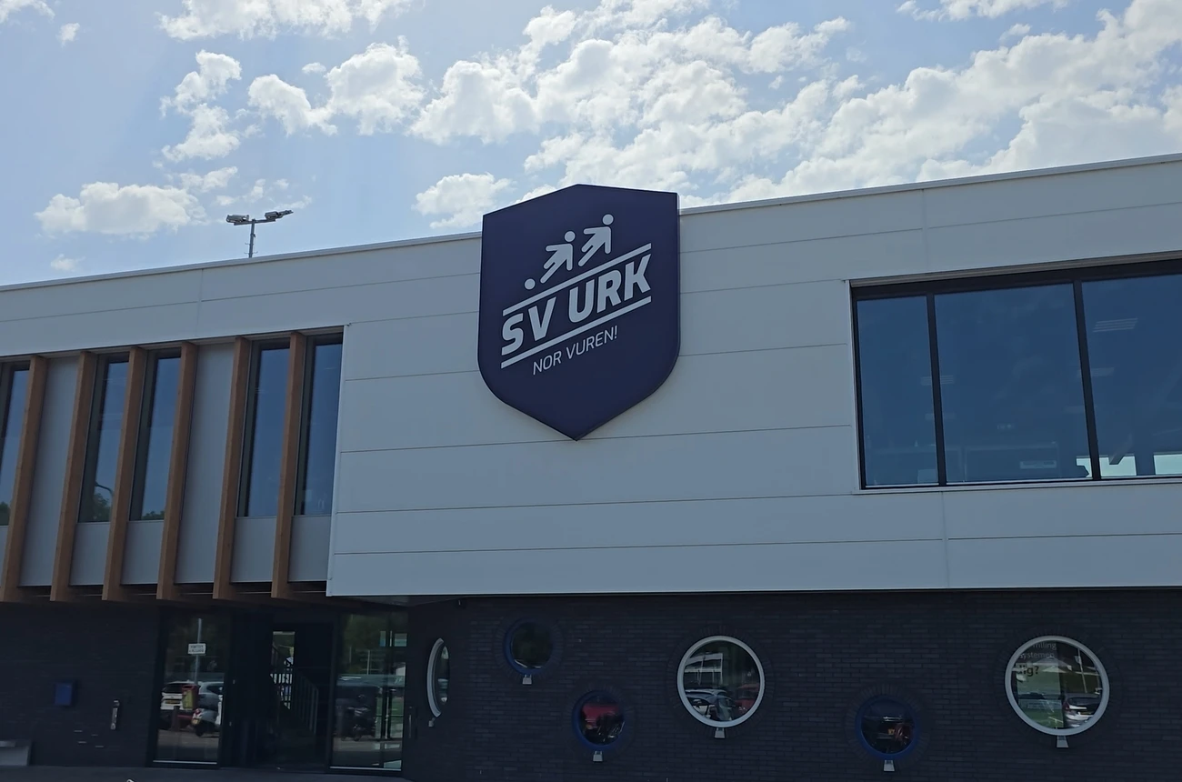 Buitengevel van het clubgebouw van SV URK met het clublogo.