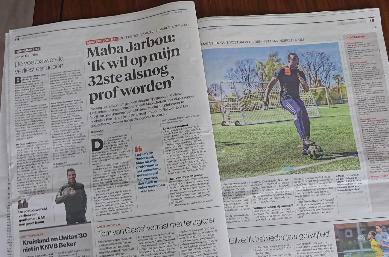 Krantenartikel met de kop "Maba Jarbou: Ik wil op mijn 32ste alsnog prof worden", met een foto van hem tijdens een training.
