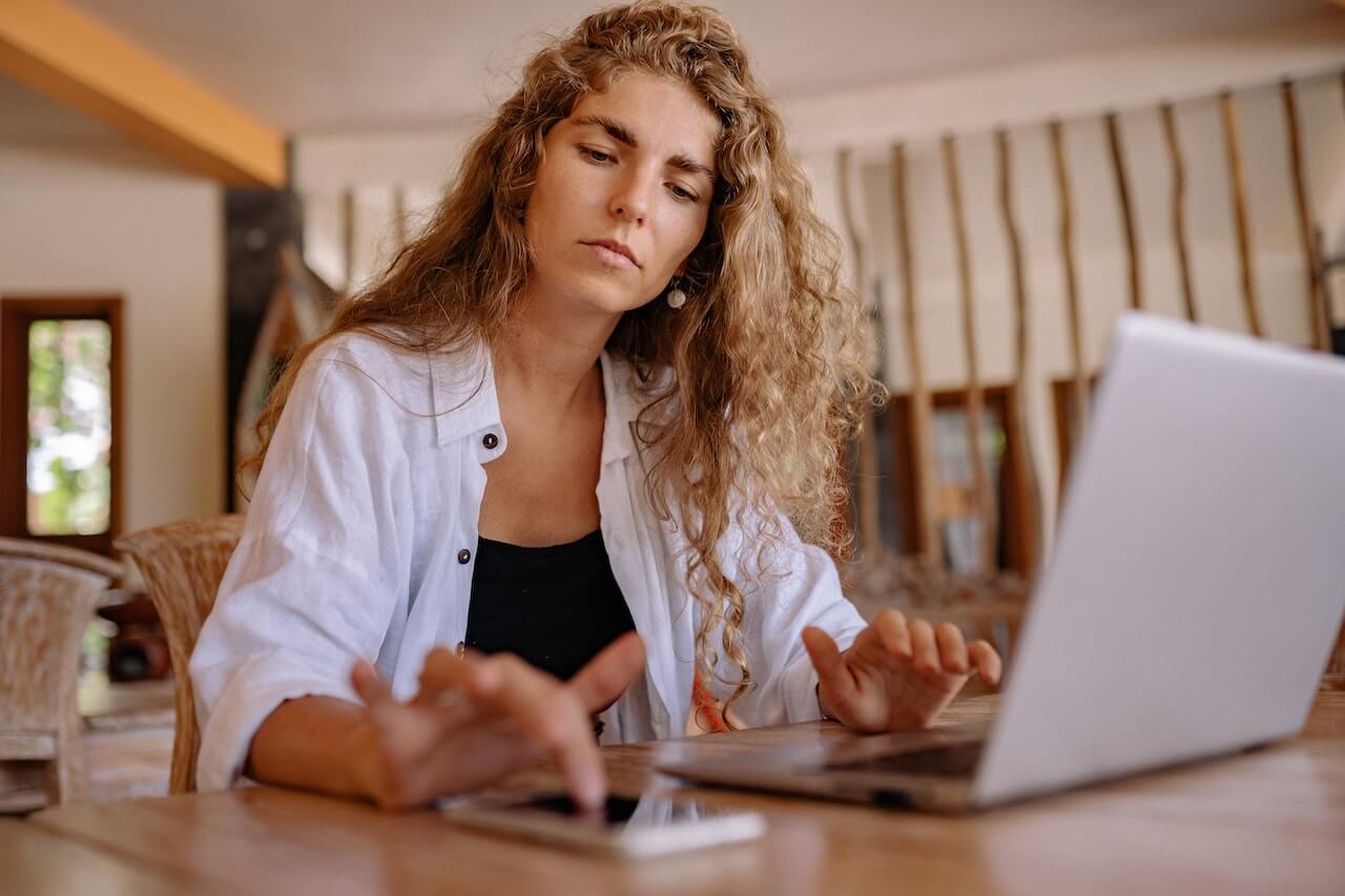 Woman on her laptop using Uplifter with her Grow Your Business Online Grant funding.